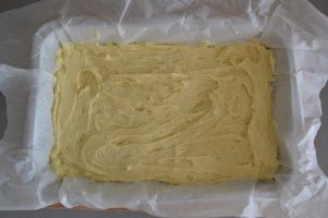 impasto della torta di prugne con crumble