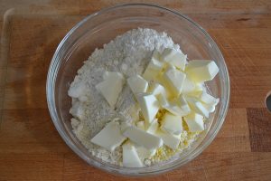 preparazione della torta di prugne con crumble