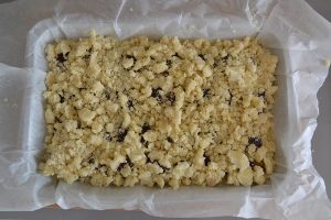 preparazione della torta di prugne con crumble