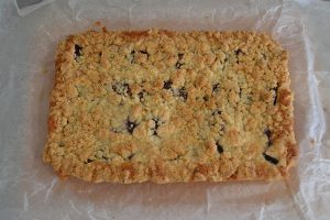torta di prugne con crumble appena sfornata