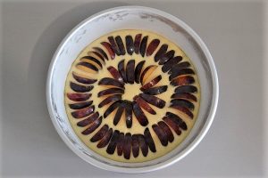 preparazione della torta di prugne soffice