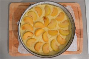 stampo da infornare di torta di ricotta e susine gialle