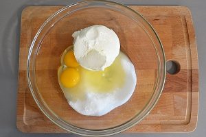 preparazione della torta di ricotta e susine gialle