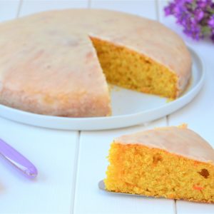 porzione di torta di carote e mandorle