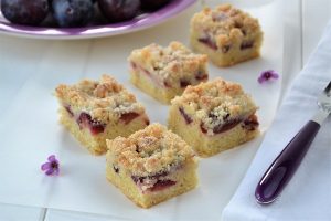 porzione di torta di prugne con crumble