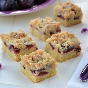 porzione di torta di prugne con crumble