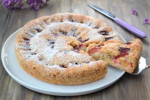presentazione della torta di prugne soffice