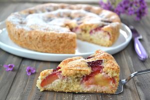 porzione di torta di prugne soffice