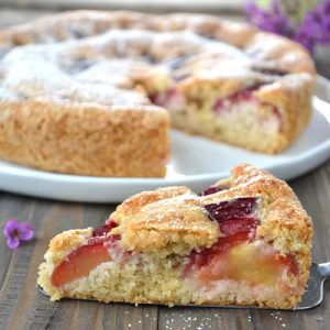 porzione di torta di prugne soffice