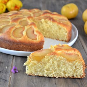 porzione di torta di ricotta e susine gialle