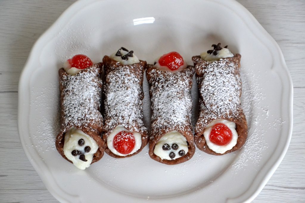 primo piano piatto di cannoli siciliani