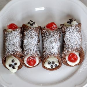 primo piano piatto di cannoli siciliani