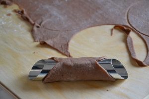 preparazione gusci dei cannoli siciliani