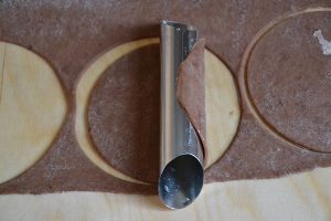 preparazione gusci dei cannoli siciliani