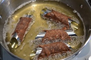 frittura dei cannoli siciliani