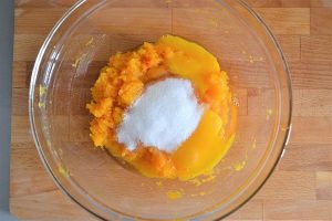 inizio preparazione creme caramel alla zucca