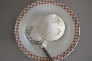 preparazione ripieno del dolce con ricotta pere e cioccolato