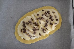 preparazione del dolce con ricotta pere e cioccolato