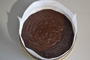teglia con impasto della torta mississippi-mud-cake