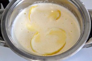 preparazione della crema per il ripieno della pastiera di riso