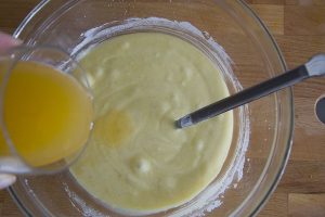 preparazione dell'impasto della torta di clementine