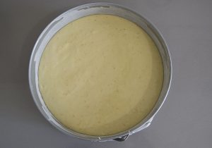 teglia con impasto di torta di clementine