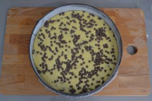 preparazione torta morbida con pere e gocce di cioccolato
