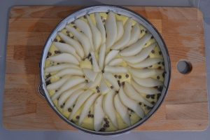 preparazione torta morbida con pere e gocce di cioccolato