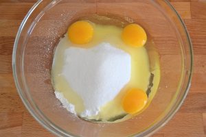 ingredienti della torta versata con crema al latte