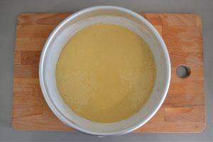 ricetta della torta versata con crema al latte preparazione