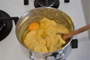preparazione dell'impasto per le zeppole di san giuseppe al forno