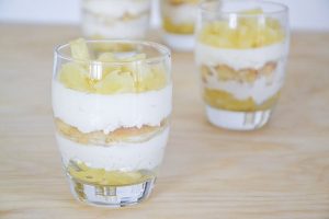primo piano bicchiere di tiramisù mimosa all'ananas