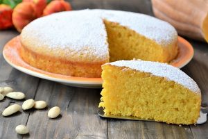 porzione di torta alla zucca con mandorle