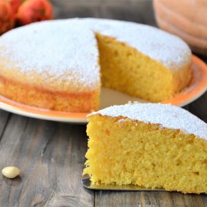 porzione di torta alla zucca con mandorle