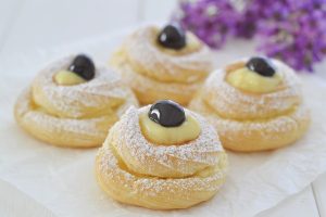 zeppole di san giuseppe al forno con crema amarena e zucchero