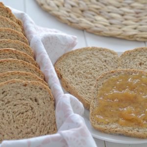 fette biscottate integrali senza zucchero con marmellata