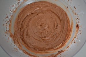 preparazione del plumcake al cioccolato fondente