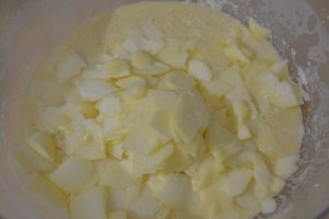 preparazione della torta di mele cremosa