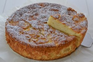 torta di mele cremosa servita