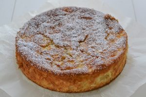 torta di mele cremosa sfornata