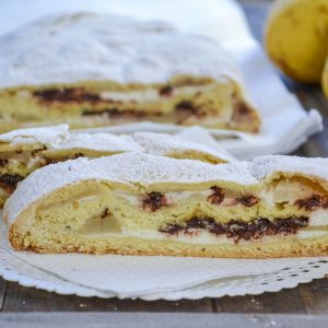 fetta di dolce con ricotta pere e cioccolato