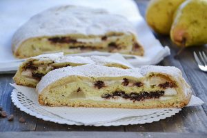 fetta di dolce con ricotta pere e cioccolato con zucchero a velo