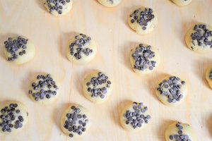 biscotti con gocce di cioccolato da infornare