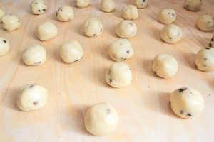 preparazione dei biscotti con gocce di cioccolato