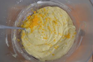 preparazione della torta all'arancia con ganache al cioccolato