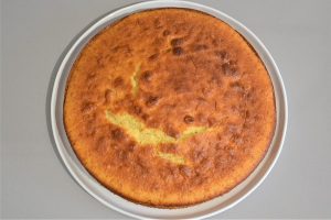 torta all'arancia con ganache al cioccolato sfornata