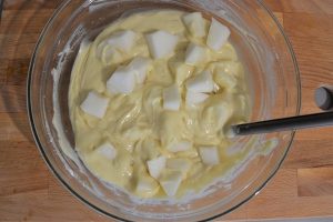 preparazione della torta di pere soffice