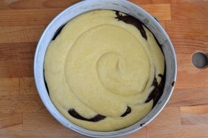 preparazione della torta variegata all'arancia e cioccolato