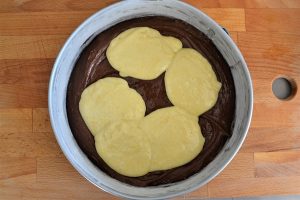 preparazione della torta variegata all'arancia e cioccolato