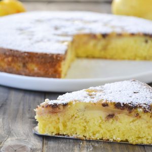 Torta morbida con pere e gocce di cioccolato primo piano